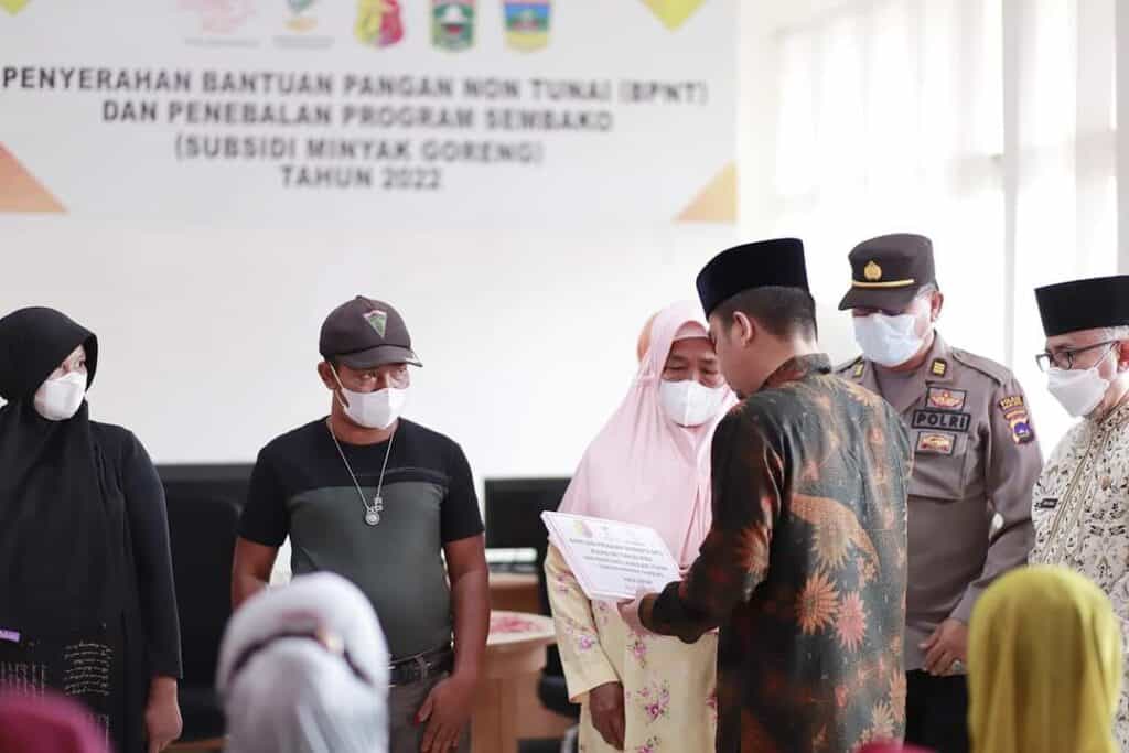 Wakil Wali Kota Solok, Ramadhani Kirana Putra saat menyerahkan secara simbolis BPNT kepada KPM di Kota Solok.(Prokomp)