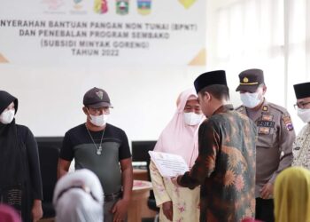 Wakil Wali Kota Solok, Ramadhani Kirana Putra saat menyerahkan secara simbolis BPNT kepada KPM di Kota Solok.(Prokomp)