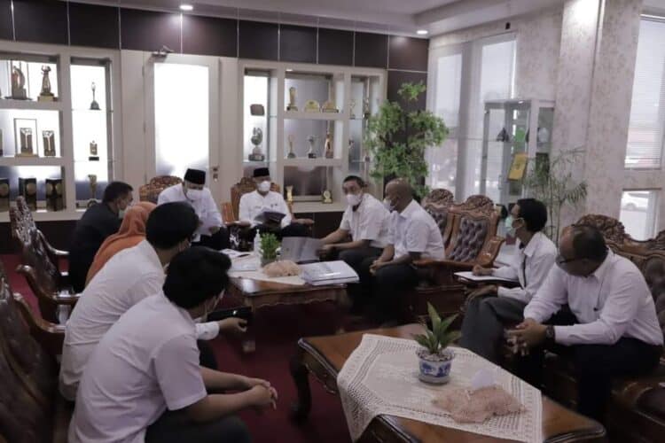 Wali Kota Solok, H. ZUl Elfian Umar dan jajaran saat melepas tim dari BPK RI Perwakilan Sumbar.(Prokomp)