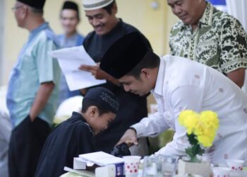 Wakil Wali Kota Solok, Ramadhani Kirana Putr memberikan santunan anak yatim di Masjid Al Huda, Kota Solok.(Prokomp)