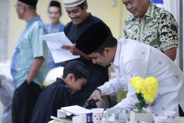 Wakil Wali Kota Solok, Ramadhani Kirana Putr memberikan santunan anak yatim di Masjid Al Huda, Kota Solok.(Prokomp)