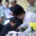 Wakil Wali Kota Solok, Ramadhani Kirana Putr memberikan santunan anak yatim di Masjid Al Huda, Kota Solok.(Prokomp)
