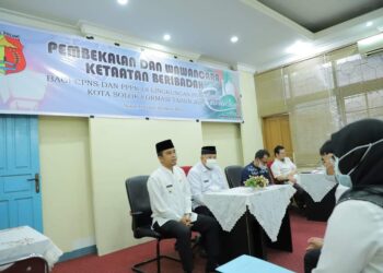 Wali Kota Solok, H. Zul Elfian dan Wawako, Ramadhani Kirana Putra saat membuka pembekalan ketaatan beribadah bagi CPNS dan PPPK Formasi 2021 Kota Solok.(Prokomp)