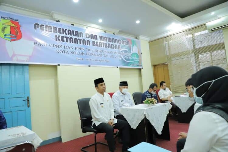 Wali Kota Solok, H. Zul Elfian dan Wawako, Ramadhani Kirana Putra saat membuka pembekalan ketaatan beribadah bagi CPNS dan PPPK Formasi 2021 Kota Solok.(Prokomp)