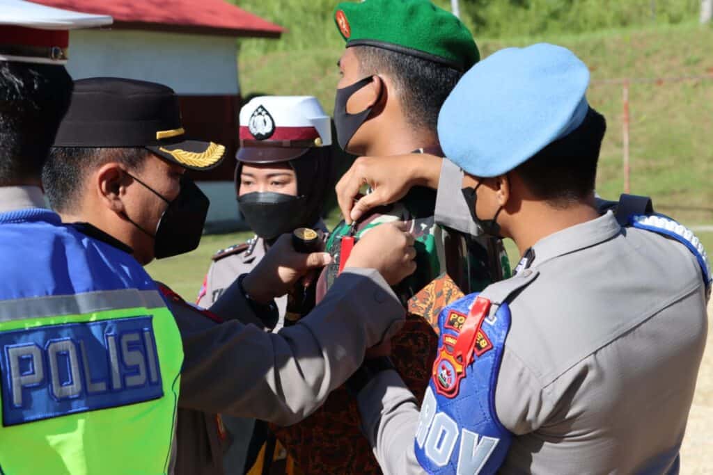 Kapolres Solok,AKBP Apri Wibowo menyematkan pita tanda operasi kepada personel gabungan saat apel di Mapolres Solok.(Ist)