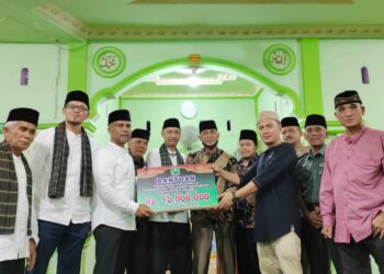 TSRKabupaten Solok menyerahkan dana hibah bagi masjid Baitul Makmur,Nagari Muaro Paneh.(Ist)