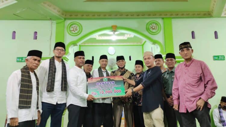 TSRKabupaten Solok menyerahkan dana hibah bagi masjid Baitul Makmur,Nagari Muaro Paneh.(Ist)