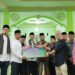 TSRKabupaten Solok menyerahkan dana hibah bagi masjid Baitul Makmur,Nagari Muaro Paneh.(Ist)
