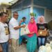 Pengurus Partai Gerindra menyerahkan bantuan paket sembako kepada masyarakat kurang mampu.