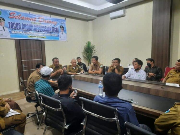 Bupati Pessel saat pertemuan dan berdialog dengan perwakilan petani sawit.