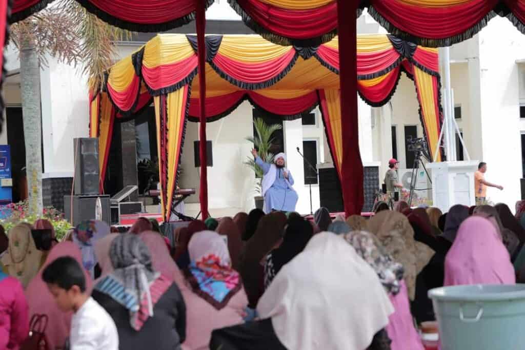 Ustaz Derry Sulaiman menyampaikan tausyiah di depan Kantor Balai Kota Solok.(Prokomp)