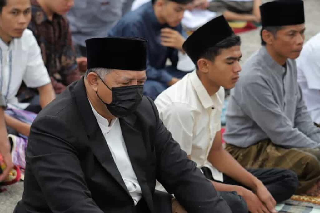 Wali Kota Solok, H. Zul Elfian Umar saat menjalankan Salat Idul Fitri di Lapangan Merdeka.(Prokomp)