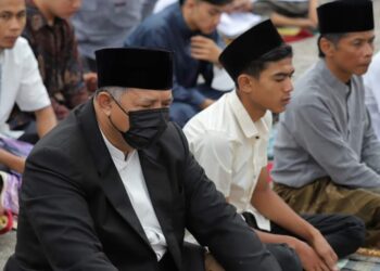 Wali Kota Solok, H. Zul Elfian Umar saat menjalankan Salat Idul Fitri di Lapangan Merdeka.(Prokomp)