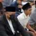 Wali Kota Solok, H. Zul Elfian Umar saat menjalankan Salat Idul Fitri di Lapangan Merdeka.(Prokomp)