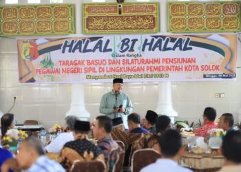 Wali Kota Solok, H. Zul Elfian Umar saat halal BI halal bersama pensiunan PNS Kota Solok.(Prokomp)