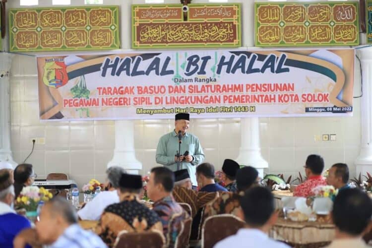 Wali Kota Solok, H. Zul Elfian Umar saat halal BI halal bersama pensiunan PNS Kota Solok.(Prokomp)