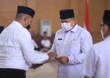 Wali Kota Solok, H. Zul Elfian Umar menyerahkan SK pengangkatan bagi CPNSD dan PPPK di lingkungan Pemko Solok formasi 2021.(Prokomp)