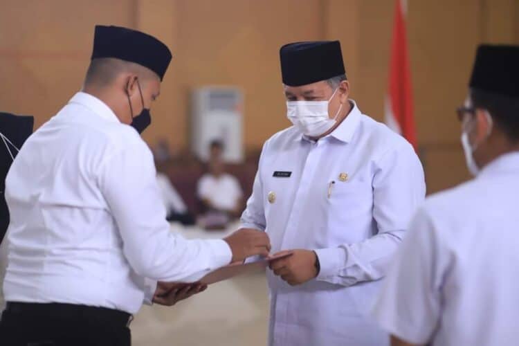 Wali Kota Solok, H. Zul Elfian Umar menyerahkan SK pengangkatan bagi CPNSD dan PPPK di lingkungan Pemko Solok formasi 2021.(Prokomp)