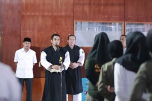 Ketua Perkemi Kota Solok, Ramadhani Kirana Putra meresmikan Dojo Kempo di Dinas Satpol PP.(Prokomp)