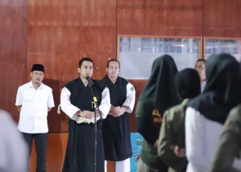 Ketua Perkemi Kota Solok, Ramadhani Kirana Putra meresmikan Dojo Kempo di Dinas Satpol PP.(Prokomp)