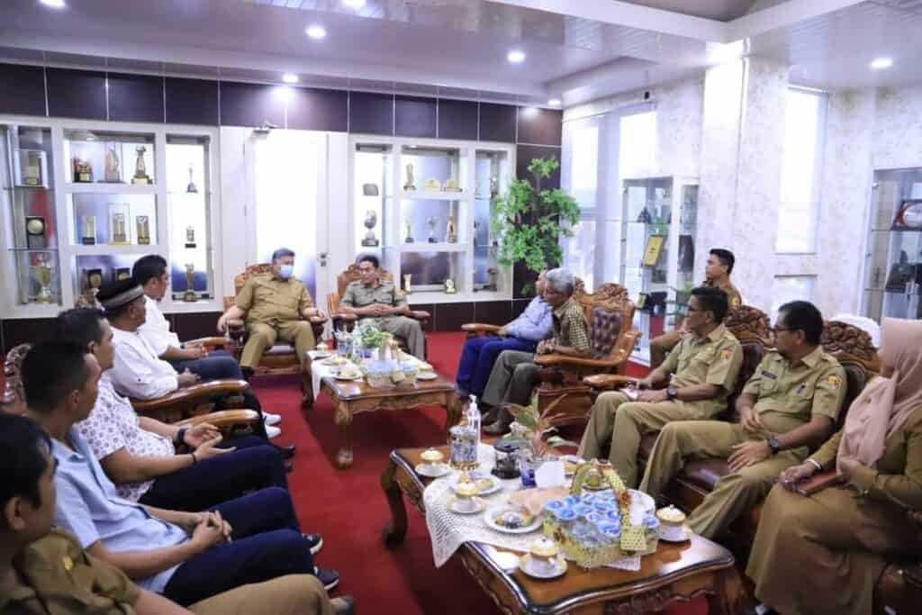 Audiensi Caretaker Kadin Kota Solok, Tamrin bersama panitia dengan Wako Solok, H. Zul Elfian Umar.(Prokomp)