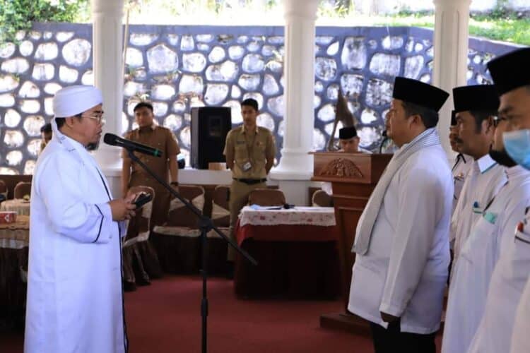 Ketua MUI Sumbar, Buya Gusrizal Gazahar melantik ketua dan pengurus MUI Kota Solok periode 2020-2025.(Prokomp)