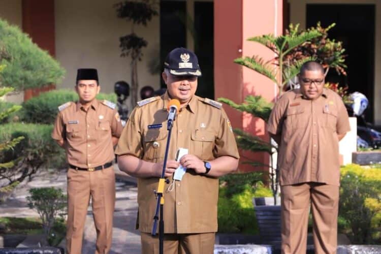 Apel pagi, Wali Kota Solok, H. Zul Elfian Umar beri peringatan pada pimpinan OPD yang tak serius bekerja.(Prokomp)