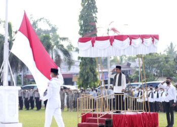 Wakil Wali Kota Solok, Dr. Ramadhani memimpin upacara peringatan Hardiknas dan Harkitnas di Balai Kota Solok.(Prokomp)