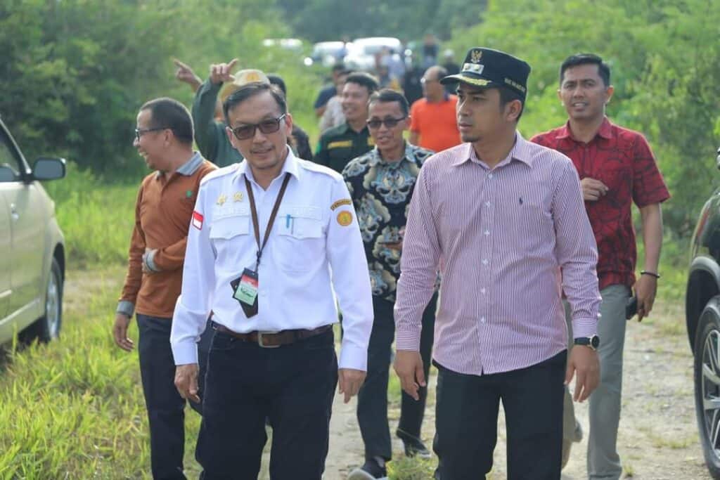 Wawako Solok, Ramadhani Kirana Putra saat meninjau areal IP2TP bersama Sekretaris Balitbangtan Kementan.(Prokomp)