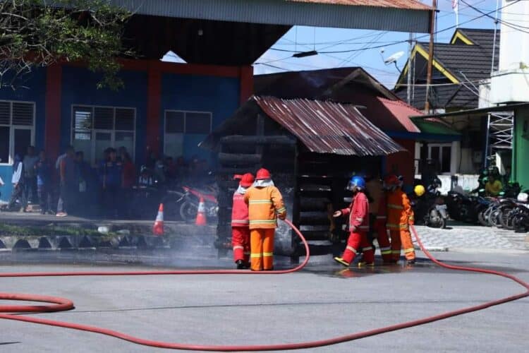 Tim gabungan penanggulangan bencana melakukan pemadaman api di depan Balai Kota Solok.(Prokomp)