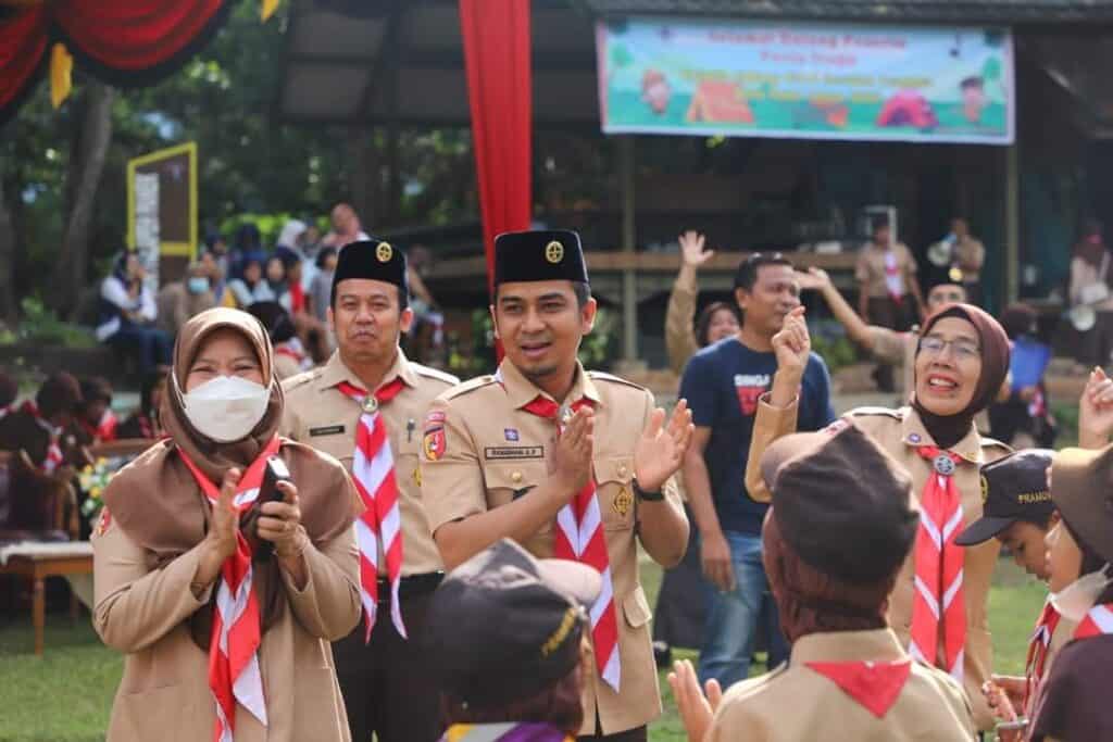 Seru, Ketua Kwarcab Pramuka Kota Solok, Ramadhani Kirana Putra saat berinteraksi dengan para peserta.(Prokomp)