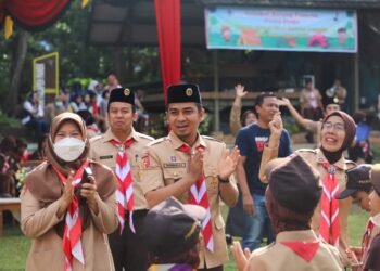 Seru, Ketua Kwarcab Pramuka Kota Solok, Ramadhani Kirana Putra saat berinteraksi dengan para peserta.(Prokomp)