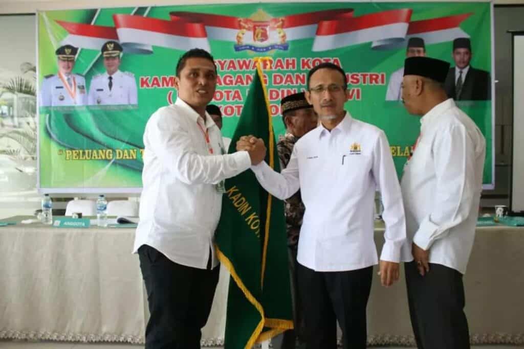 Salam komando, Ketua Kadin Kota Solok terpilih, Tamron saat menerima pataka kepengurusan.(Ist)