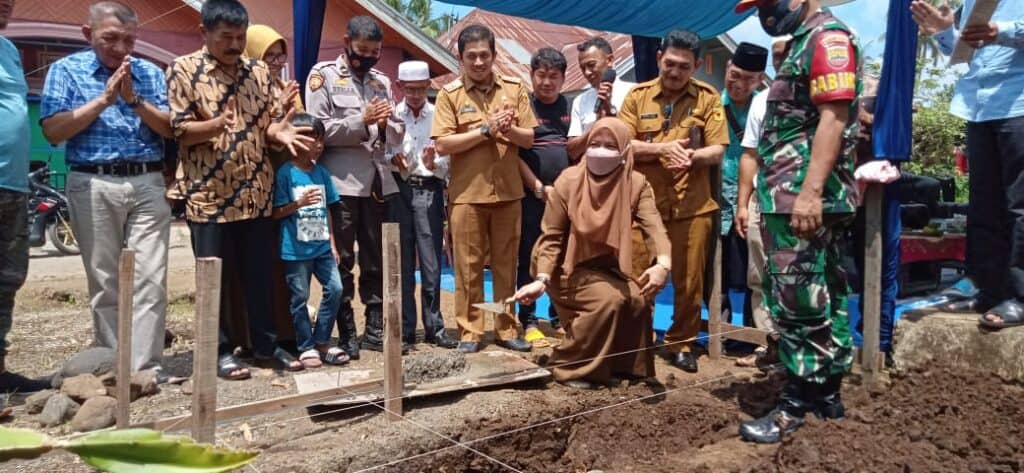 Staf Ahli Bupati Dessy Trikorina meletakan batu pertama bedah rumah layak huni di Nagari Padang Magek