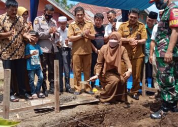 Staf Ahli Bupati Dessy Trikorina meletakan batu pertama bedah rumah layak huni di Nagari Padang Magek
