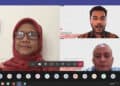 Tangkapan layar webinar tentang hepatitis akut dengan pemateri Ketua IDAI Sumbar, Dr. dr. Finny Fitry Yani, Sp.A (K) (kiri). Dalam tangkapan layar webinar tersebut juga tampak Direktur Keuangan & Umum PT Semen Padang Oktoweri (kanan bawah) dan staf Unit Humas & Kesekretariatan PT Semen Padang Muhammad Mickel sebagai host webinar (kanan atas)