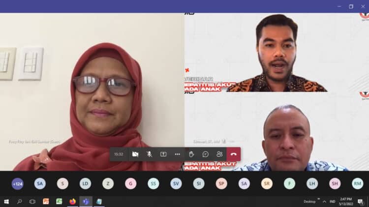 Tangkapan layar webinar tentang hepatitis akut dengan pemateri Ketua IDAI Sumbar, Dr. dr. Finny Fitry Yani, Sp.A (K) (kiri). Dalam tangkapan layar webinar tersebut juga tampak Direktur Keuangan & Umum PT Semen Padang Oktoweri (kanan bawah) dan staf Unit Humas & Kesekretariatan PT Semen Padang Muhammad Mickel sebagai host webinar (kanan atas)