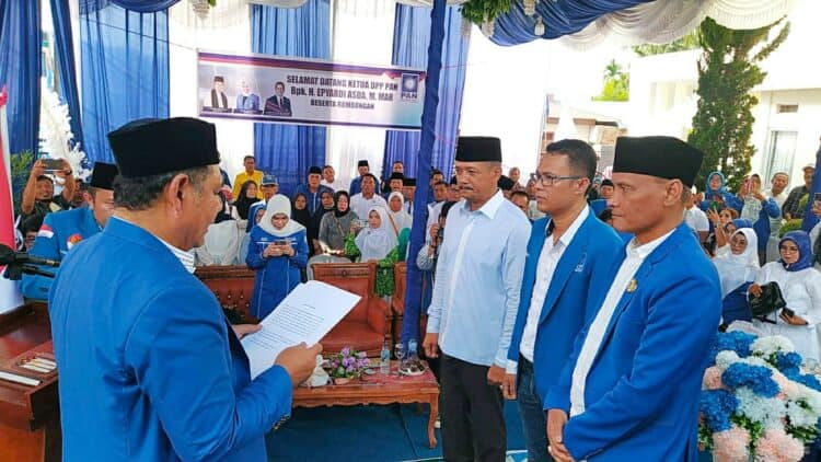 Ketua DPP PAN, H. Epyardi Asda saat melantik kepengurusan DPD PAN Kota Solok dibawah kepemimpinan Yutris Can.(Klikpositif)