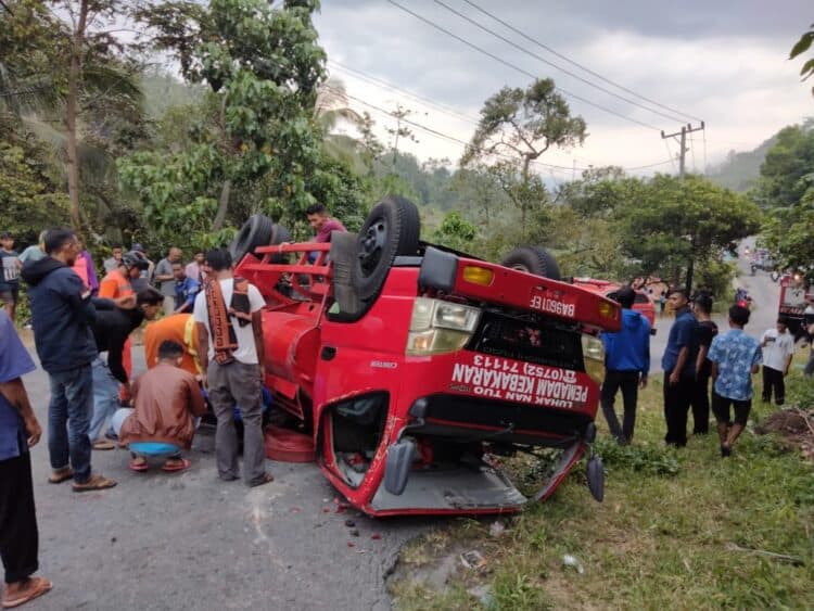 mobil damkar tanah datar