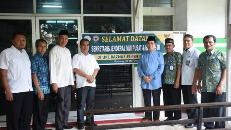 Sekjen MUI, Dr. Amirsyah Tambunan, M.A. (empat dari kanan) dan Kadiv UPZ Baznas RI, Moham (paling kiri), foto bersama dengan pengurus UPZ Baznas Semen Padang di Kantor UPZ Baznas Semen Padang, Jumat (20/5/2022) sore.