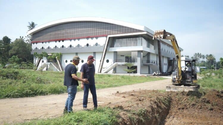 Wako Payakumbuh pimpin gotong royong bersama untuk pembangunan trek lari di kawasan Gor Tipe B