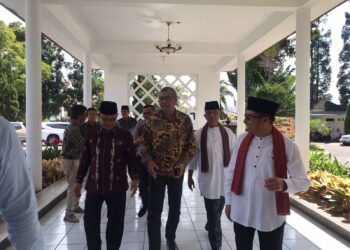 Wali Kota Payakumbuh Riza Falepi menghadiri halal bihalal Perhimpunan Warga Limapuluh Kota dan Payakumbuh (Perwaliko) di Istana Bung Hatta Bukittinggi, Minggu (22/5).
