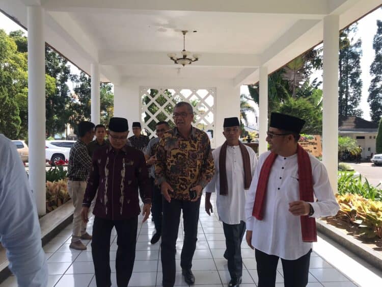 Wali Kota Payakumbuh Riza Falepi menghadiri halal bihalal Perhimpunan Warga Limapuluh Kota dan Payakumbuh (Perwaliko) di Istana Bung Hatta Bukittinggi, Minggu (22/5).