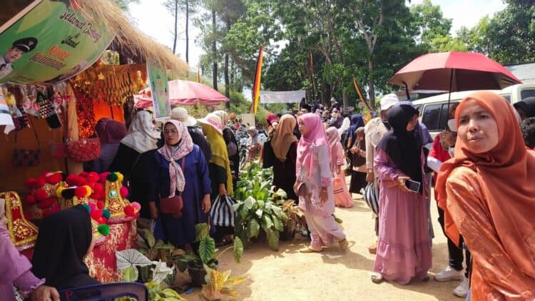 Pengunjung di event Aua Sarumpun Geopark Festival Kecamatan Rambatan.