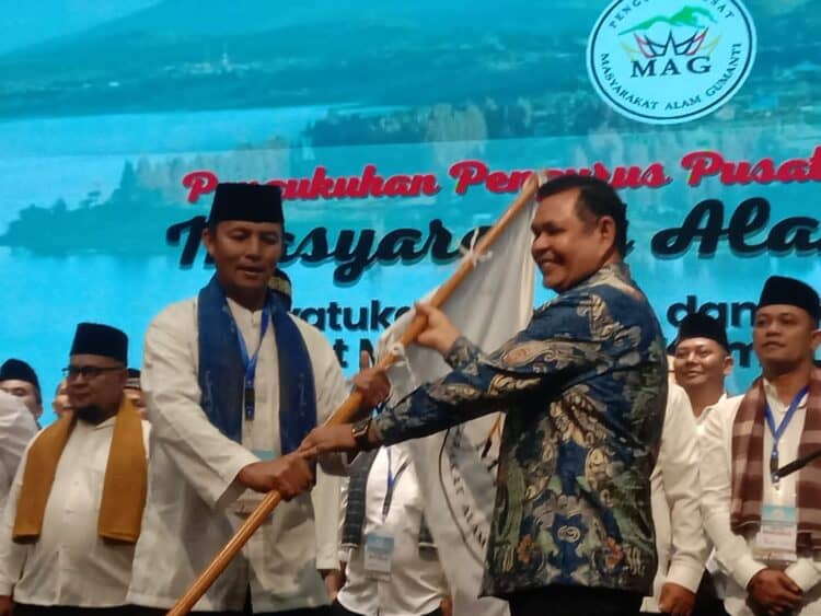 Bupati Solok, H. Epyardi Asda menyerahkan pataka kepada kepengurusan baru Masyarakat Alam Gumanti.(Ist)