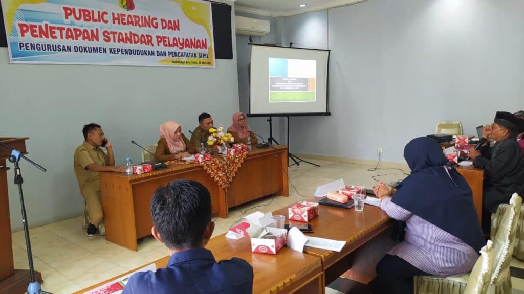 Sempurnakan pelayanan, Disdukcapil Kota Solok melakukan rapat dengar pendapat dengan akademisi, tokoh masyarakat, pengusaha dan wartawan di Aula Kesbangpol.(Klikpositif)