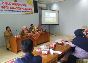 Sempurnakan pelayanan, Disdukcapil Kota Solok melakukan rapat dengar pendapat dengan akademisi, tokoh masyarakat, pengusaha dan wartawan di Aula Kesbangpol.(Klikpositif)