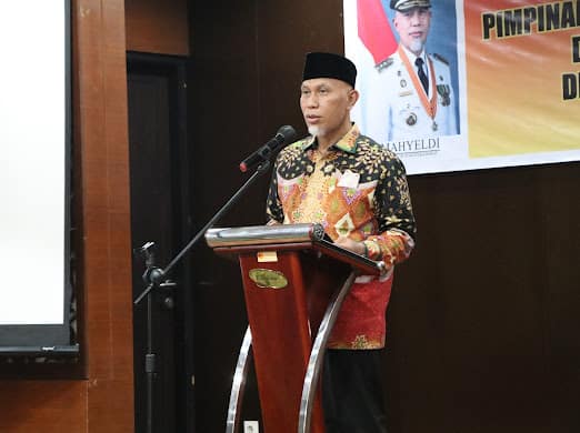 Gubernur Sumbar, Mahyeldi saat memberikan sambutan dan pemikiran seputar perkembangan Sumbar hari ini