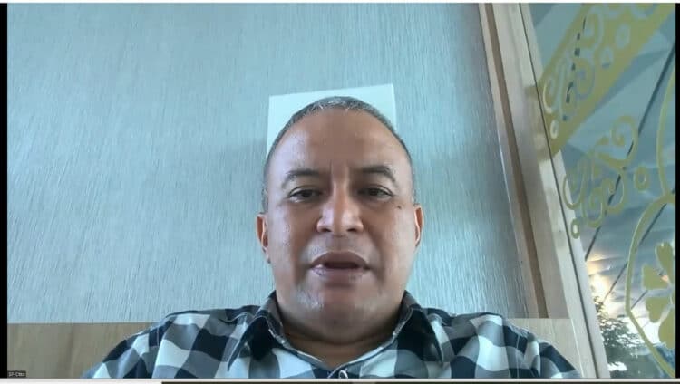 Direktur Keuangan & Umum PT Semen Padang, Oktoweri saat memberikan sambutan webinar tentang kearsipan.
