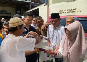 Pelaksanaan Jumat Berkah di Masjid Nurul Huda Simpang Piai, Kelurahan Cupak Tangah, Kecamatan Pauh, Kota Padang, Jumat (27/5).